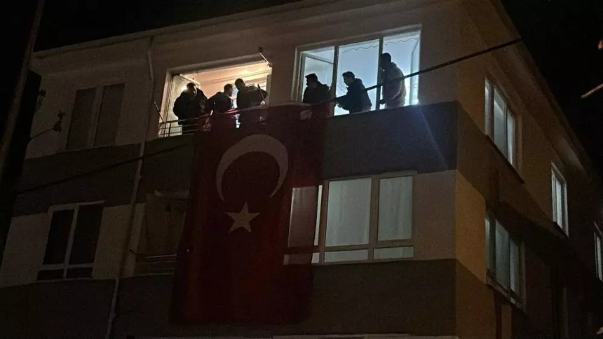 Türkiye şehitlerine ağlıyor! Uçak kazasındaki şehitlerin şehadet haberleri ailelerine ulaştırıldı - Resim : 6