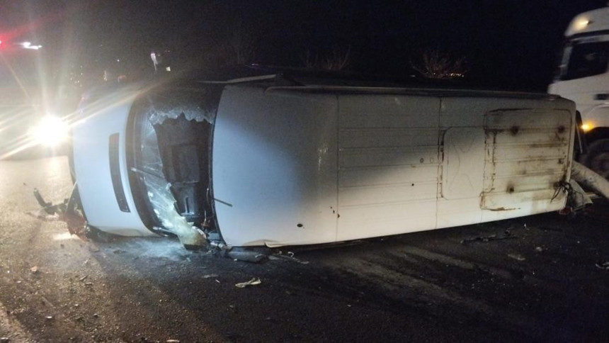 Otomobil ile minibüs kafa kafaya çarpıştı: Ölü ve yaralılar var