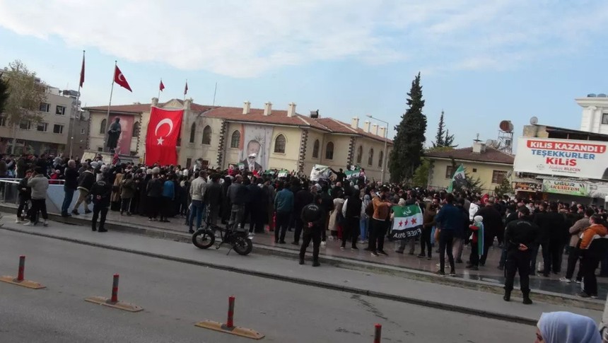 Tarihi geceyi geride bıraktık! Türkiye'deki Suriyeliler sokaklara akın etti!