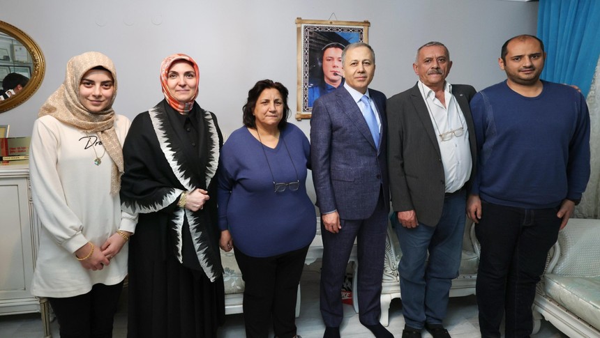 Bakan Yerlikaya, iftarda şehit pilot Cemil Gülen’in ailesine konuk oldu - Resim : 2