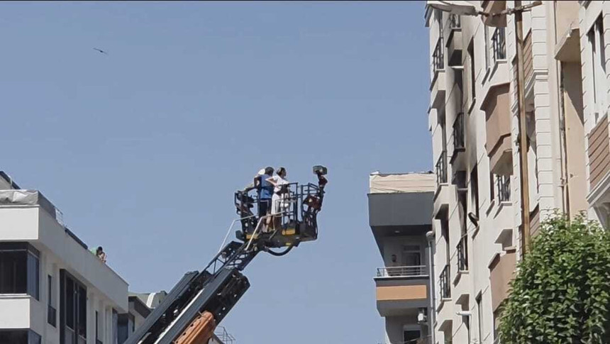 Avcılar'da 5 katlı binada yangın: 2 kişi pencereden atladı; 1'i ağır 3 yaralı