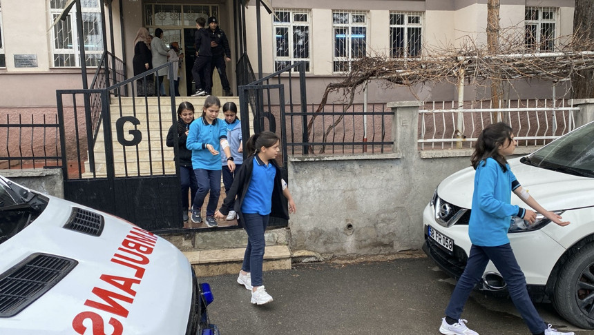 Sivas’ta 13 öğrenci gıda zehirlenmesi şüphesiyle hastaneye kaldırıldı - Resim : 2
