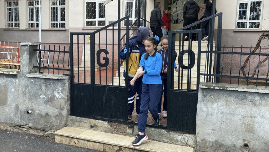 Sivas’ta 13 öğrenci gıda zehirlenmesi şüphesiyle hastaneye kaldırıldı - Resim : 3