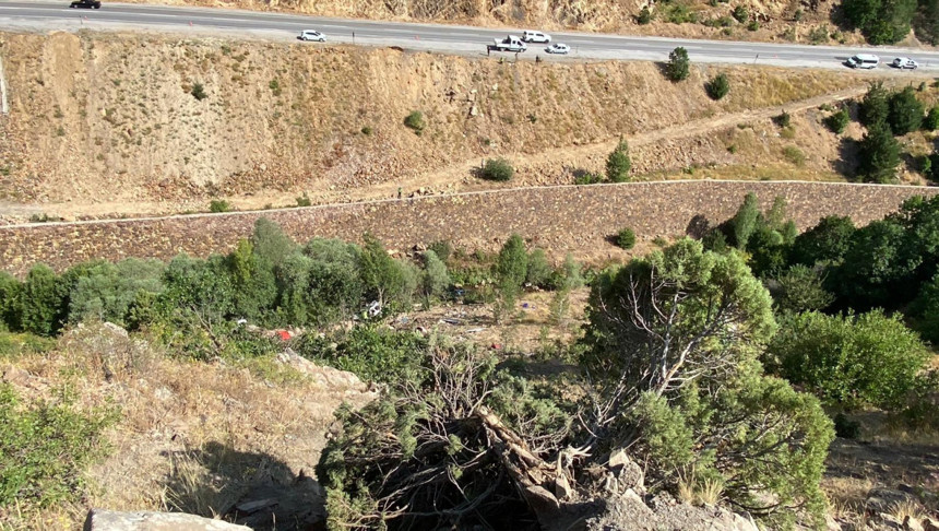 Sivas Suşehri'nde fındık işçilerini taşıyan minibüs devrildi: 3 ölü, 4'ü ağır 18 yaralı! - Resim : 2