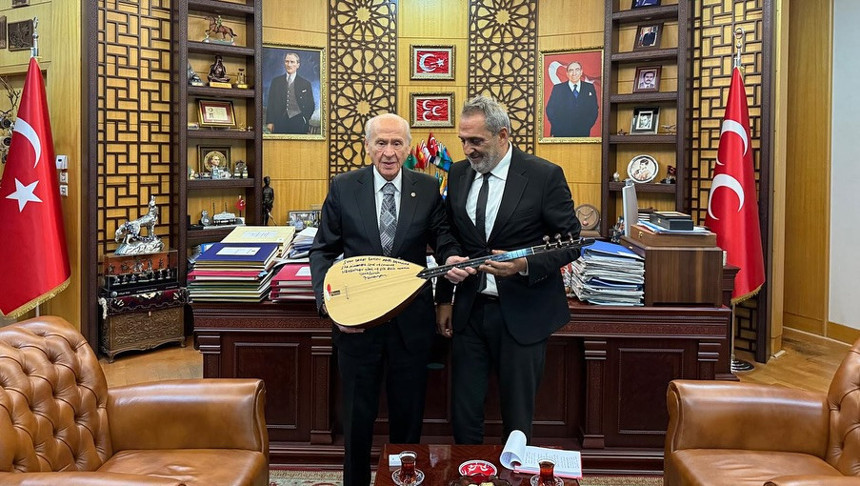 Yavuz Bingöl'den sürpriz ziyaret! Önce alevi deyişi çaldı, sonra o sazı Devlet Bahçeli'ye hediye etti