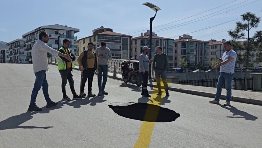 Afyonkarahisar’da şok görüntü: Asfalt yol çöktü, 3 metrelik çukur oluştu