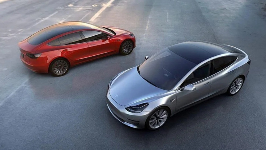 Tesla’dan tarihi başarı ve tartışmalı final! Sürücüsüz Model Y fabrikadan eve gitti, ama yanlış park etti