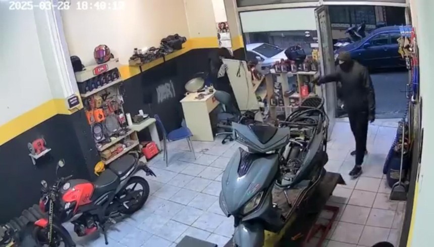 Piyalepaşa'da motosiklet tamirhanesine baskın yapan maskeli 2 saldırgan kurşun yağdırdı