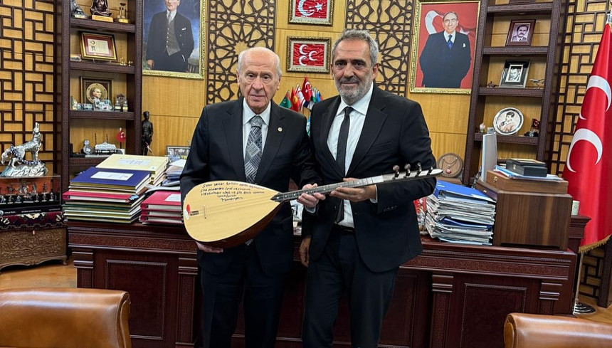 Yavuz Bingöl'den sürpriz ziyaret! Önce alevi deyişi çaldı, sonra o sazı Devlet Bahçeli'ye hediye etti - Resim : 2