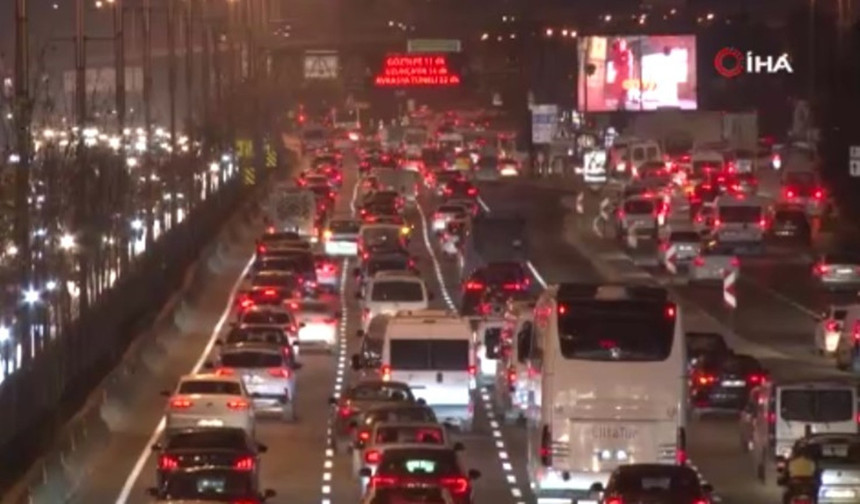 İstanbul'da akşam trafik felç! Yoğunluk yüzde 83'e ulaştı...