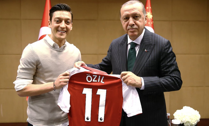 Oz Büyücüsü yeniden manşetlerde... Dünya Mesut Özil transferini konuşuyor - Resim : 3