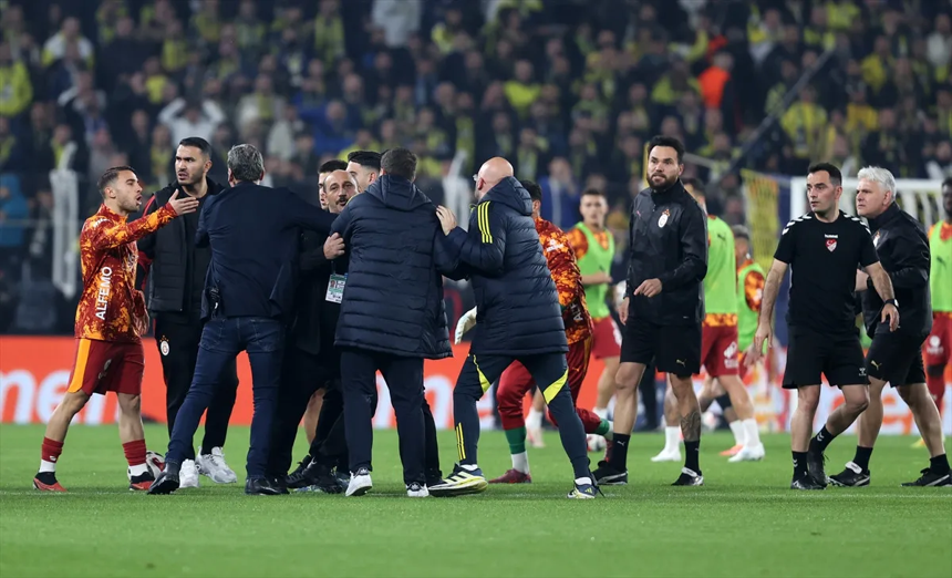 Fenerbahçe - Galatasaray derbisi öncesi saha içerisi karıştı! İki takım oyuncuları birbirine girdi