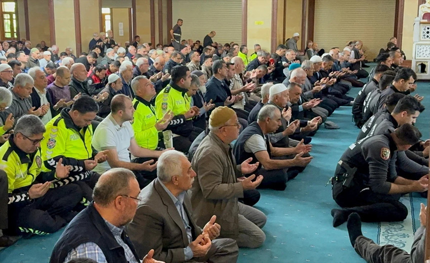 Şehitlere için yapılan mevlitte polisten duygulandıran Kur'an tilaveti - Resim : 2
