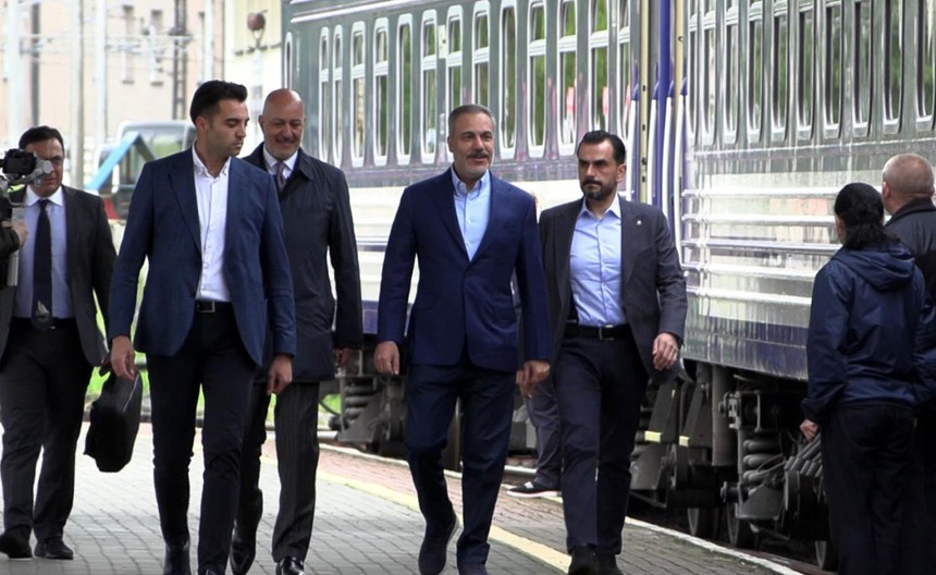 Bakan Fidan, trende gazetecilerin sorularını cevapladı: Barışın kendisi dışında stratejik bir hedefimiz yok