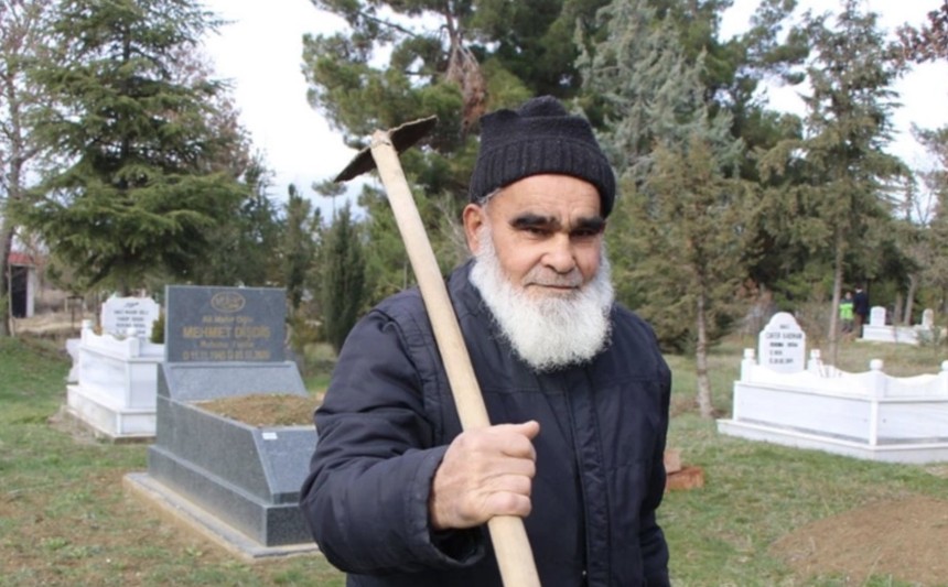 Ölümle sessiz bir dostluk... Kendi kazdığı mezarda uyuyan adam: Ahmet Karabela - Resim : 2