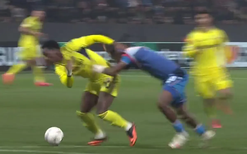 Maçın önüne geçen o an! VAR çağırdı hakem penaltıyı görmezden geldi! - Resim : 2