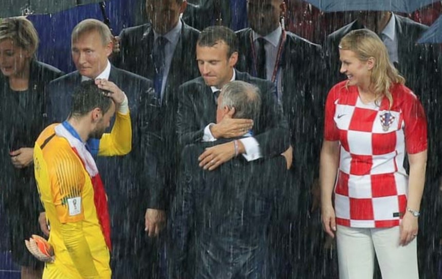 Törende Macron ve Kitarovic sırılsıklam oldu...