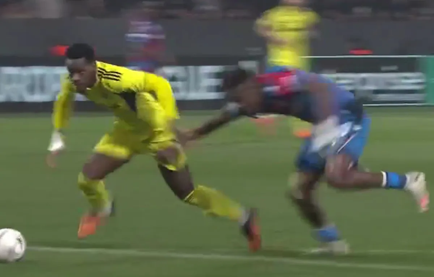 Maçın önüne geçen o an! VAR çağırdı hakem penaltıyı görmezden geldi! - Resim : 3