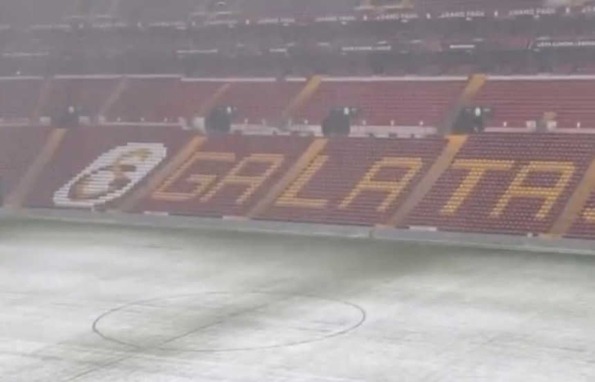 Fenerbahçeli taraftarlardan çılgın komplo teorileri... Galatasaray derbiyi erteletmek için zemin ısıtıcılarını çalıştırmıyor - Resim : 2