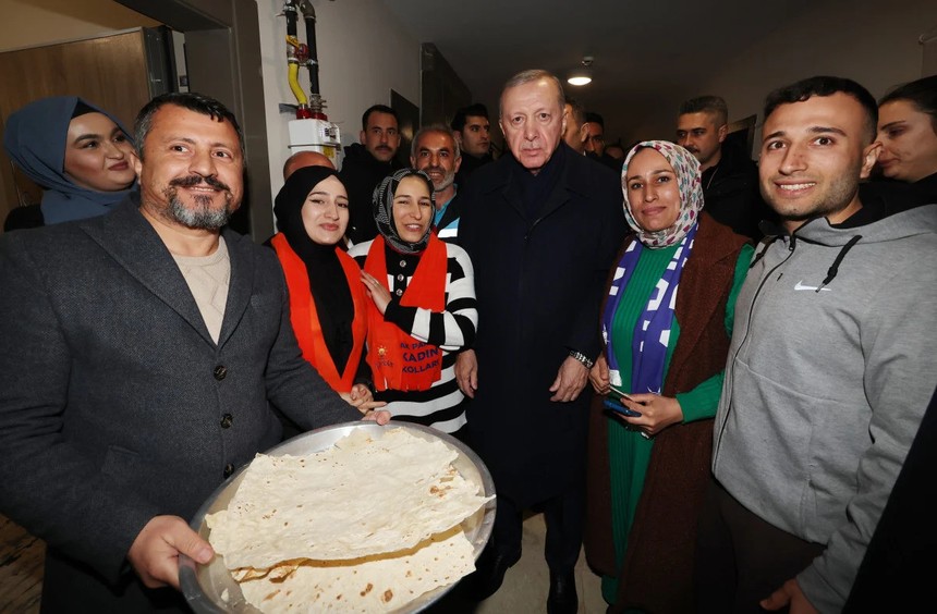 Cumhurbaşkanı Recep Tayyip Erdoğan ve Selçuk Bayraktar depremzede aileye çaya gitti! - Resim : 3
