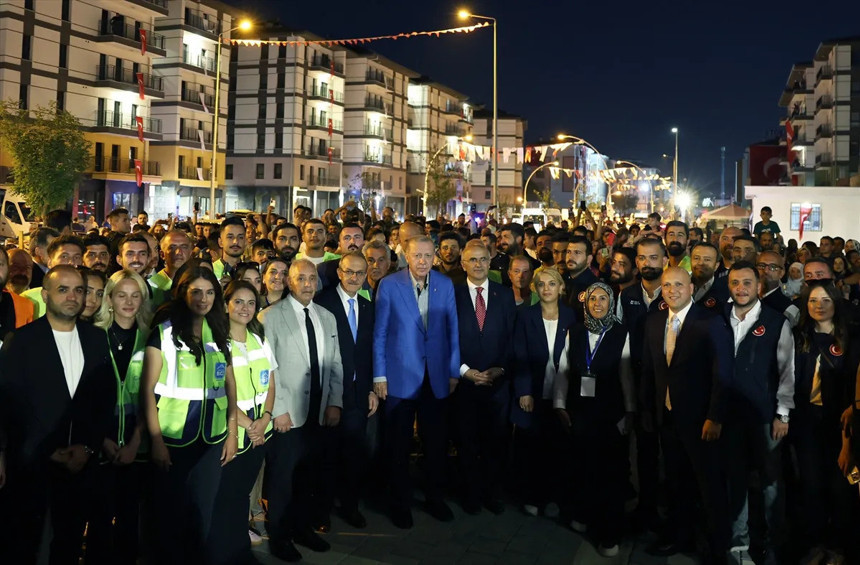 Cumhurbaşkanı Recep Tayyip Erdoğan'dan Malatya'da depremzede aileye ziyaret - Resim : 3