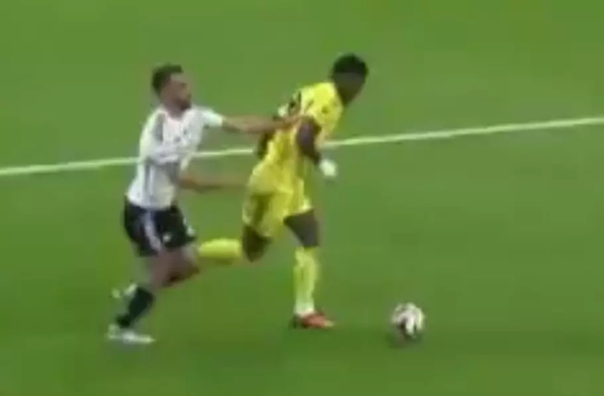 Derbi bitti tartışmalar bitmedi! Eski hakemler ne dedi? İşte geceye damga vuran pozisyonlar - Resim : 5