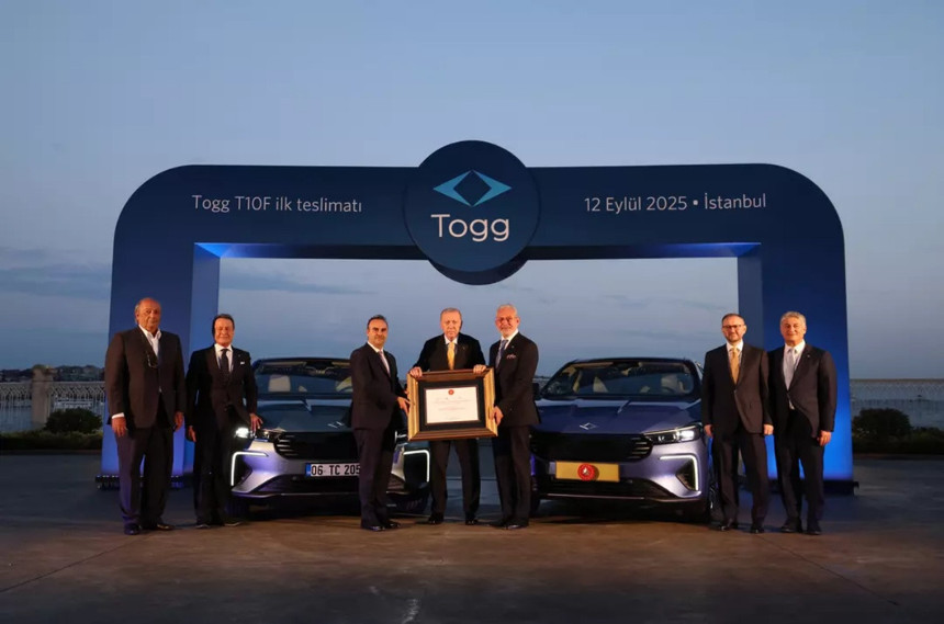 Cumhurbaşkanı Erdoğan’a Togg’un yeni modeli T10F hediye edildi! Test sürüşü yaptı