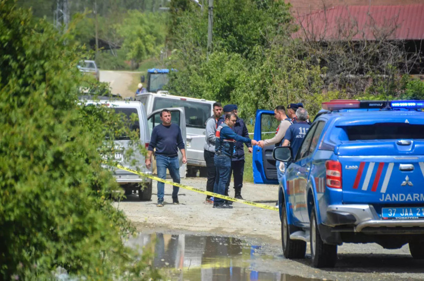 Tarladan dönüşte karı-kocayı köy meydanında canice öldürdü!