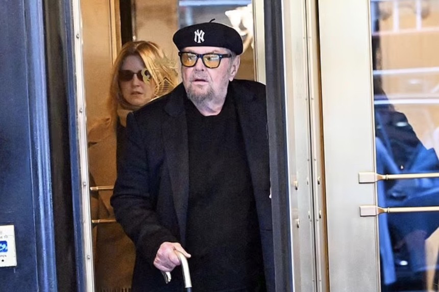 İşte Jack Nicholson'ın son hali... Guguk Kuşu 87 yaşında ve artık bastonla yürüyor