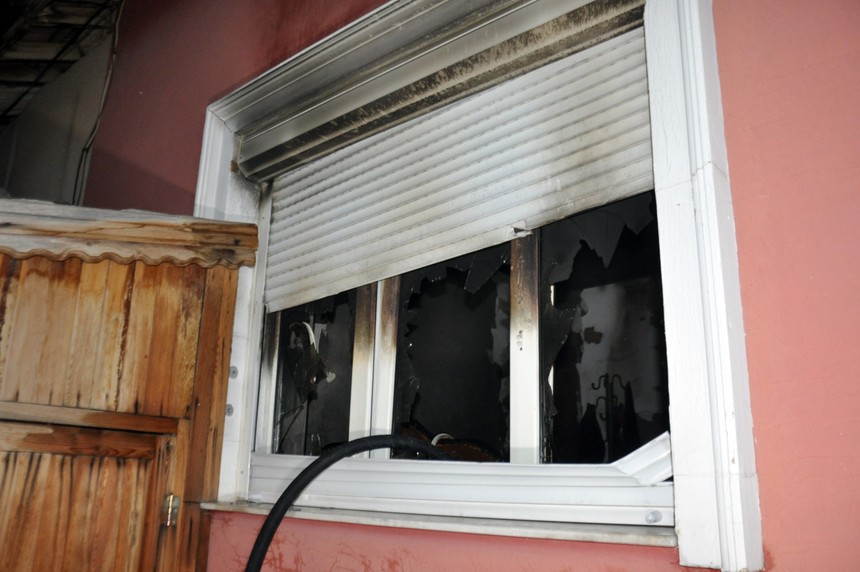 Karaman'da yine molotoflu saldırı; Özkal ailesinin yaşadığı 3'üncü ev yakıldı - Resim : 2