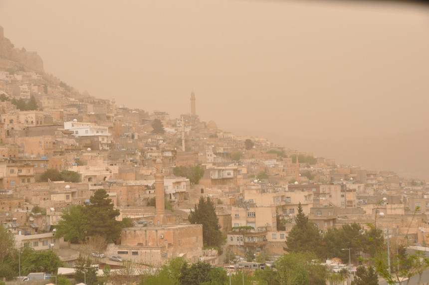 Mardin'de toz taşınımı, araçlar tozla kaplandı, tarihi yapılar toz altında kaldı