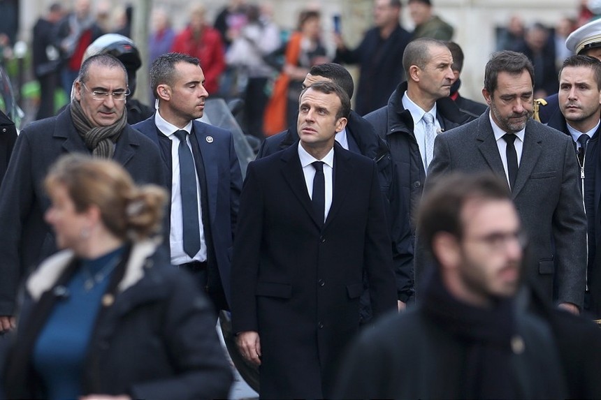 Macron Paris'teki protesto alanını ziyaret etti...