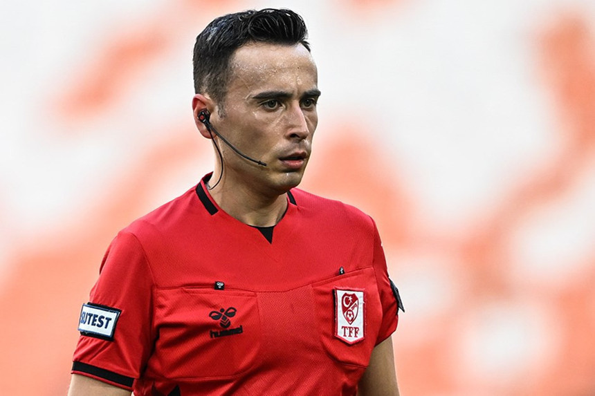 Konyaspor - Galatasaray maçına dakikalar kala beklenmedik gelişme: Hakem hastaneye kaldırıldı!