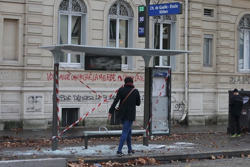 Macron Paris'teki protesto alanını ziyaret etti... - Resim : 2