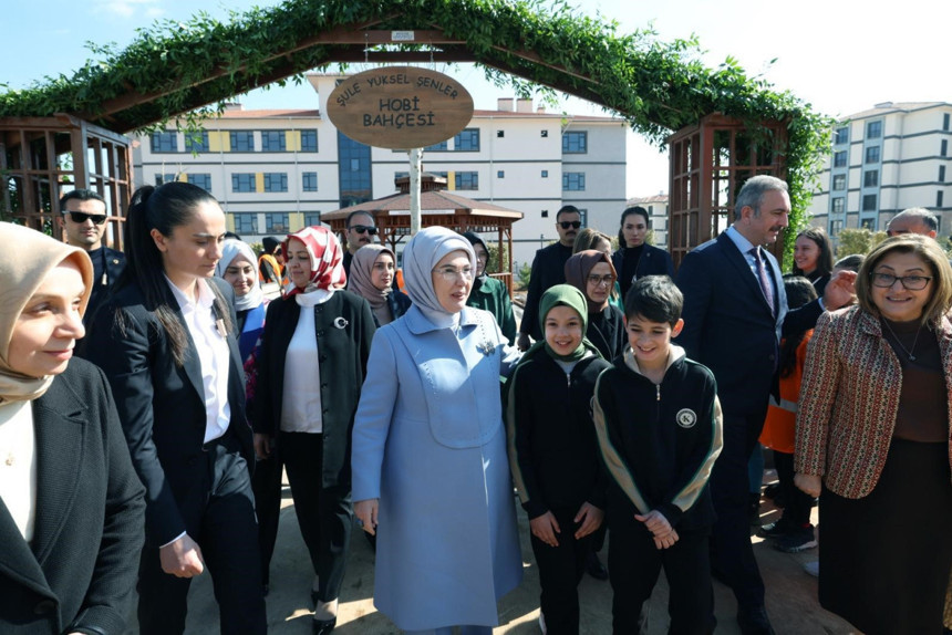 Şule Yüksel Şenler'in ismi, deprem bölgesindeki okullarda açılan kütüphanelerde yaşatılacak - Resim : 3