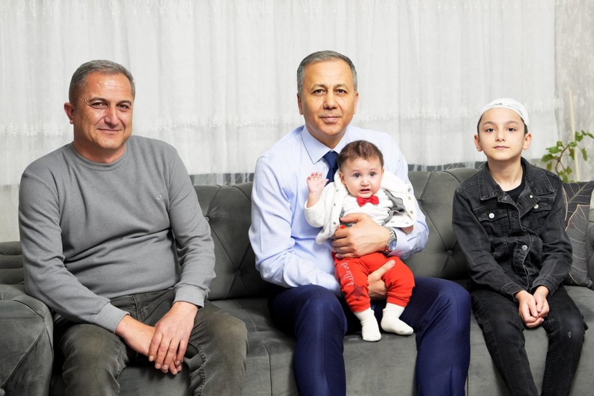 Sokak köpeklerinin saldırısına uğramıştı... Bakan Yerlikaya'dan Tunahan'ın ailesine iftar ziyareti - Resim : 2