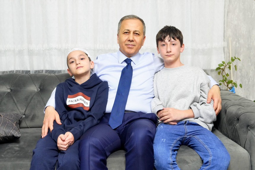 Sokak köpeklerinin saldırısına uğramıştı... Bakan Yerlikaya'dan Tunahan'ın ailesine iftar ziyareti