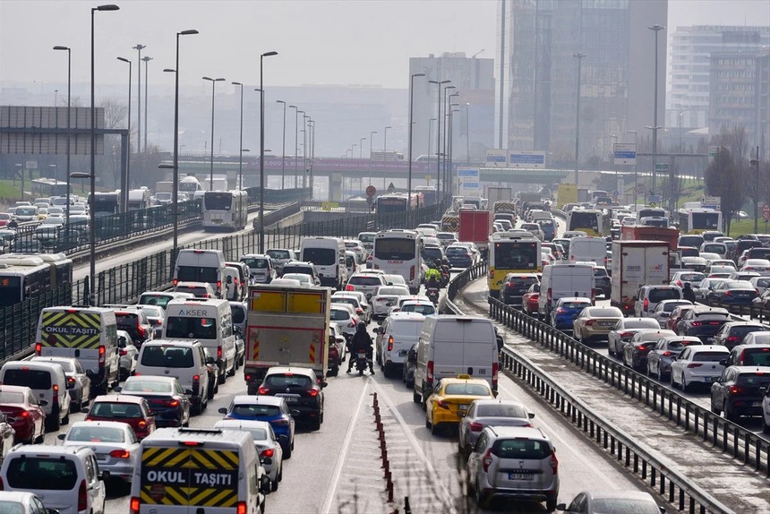 İstanbul'da trafik yoğunluğu yüzde 90'a ulaştı - Resim : 2