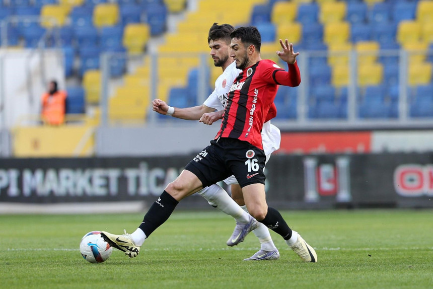 Alkaralar son 2 dakikada 3 puanı kaptı (Gençlerbirliği-Ümraniyespor: 2-1 Maç Sonucu)