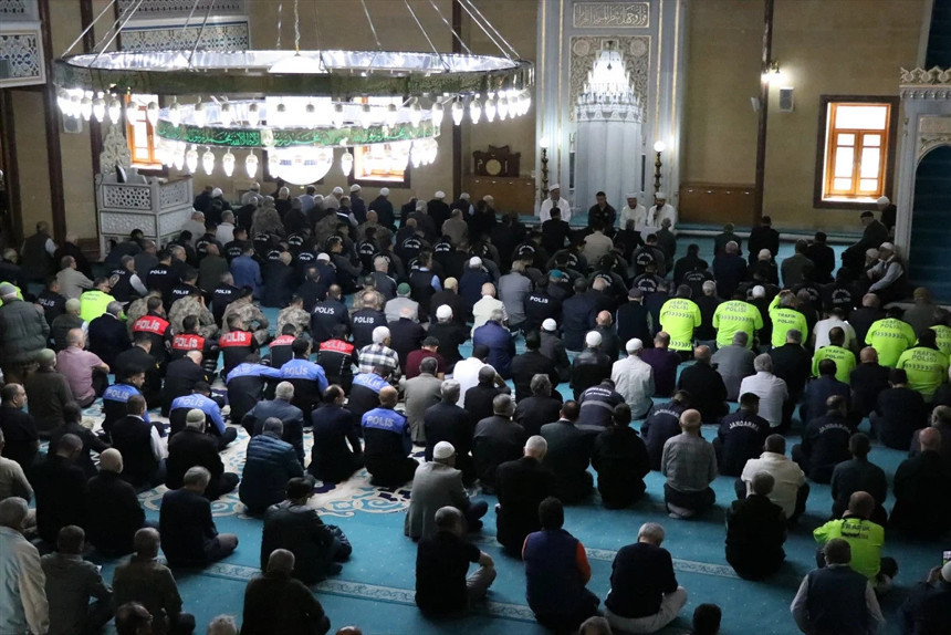 Şehitlere için yapılan mevlitte polisten duygulandıran Kur'an tilaveti