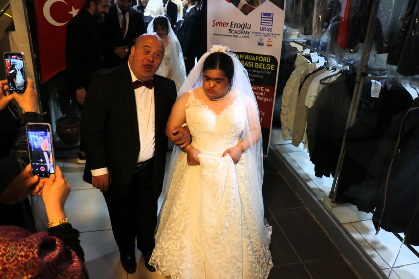 Down sendromlular düğün coşkusu yaşadı: Hem duygusal hem de renkli görüntüler ortaya çıktı - Resim : 2