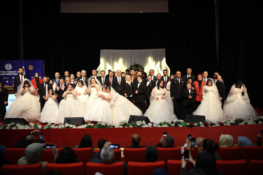 Down sendromlular düğün coşkusu yaşadı: Hem duygusal hem de renkli görüntüler ortaya çıktı