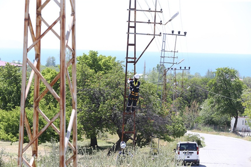 Elektriğin yüzde 95’i kaçak kullanılıyor! Tarımsal sulamada çiftçinin 50 milyar liralık borcu birikti! Kaçak elektrikle sulama, yağmurda bile devam etti