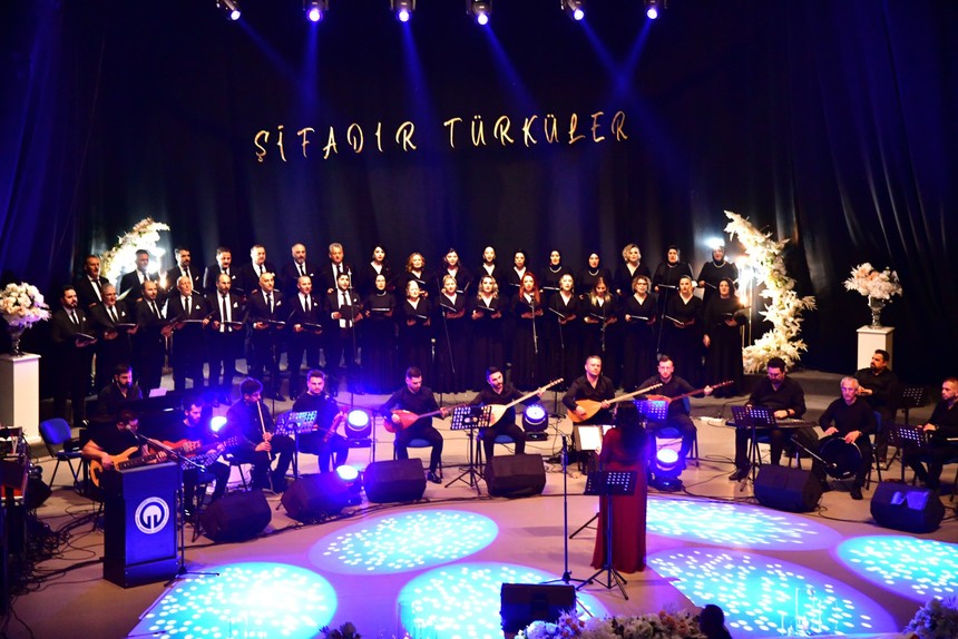 Şifadır Türküler... Trabzon'da sağlıkçılardan oluşan koro Türk halk müziği konseri verdi