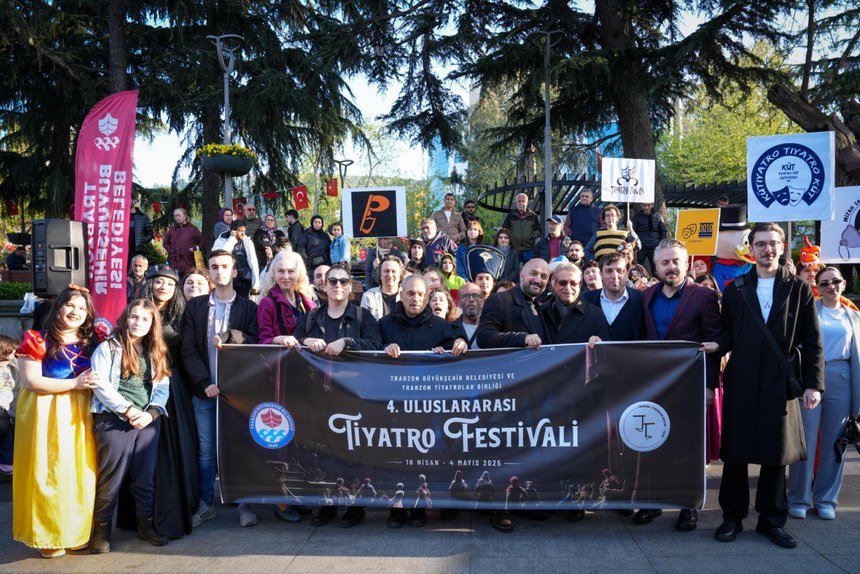 Trabzon'da "4. Uluslararası Tiyatro Festivali" başladı, tiyatro sanatçıları kortej düzenledi