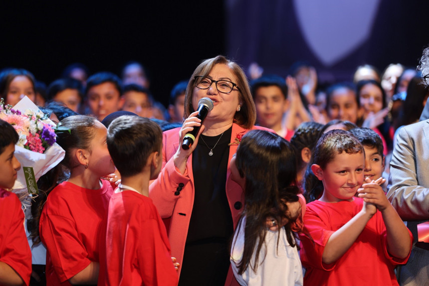 Gaziantep'te Nar Çiçekleri Çocuk Korosu... 1000 çocuk 23 Nisan’ı şarkılarla kutladı