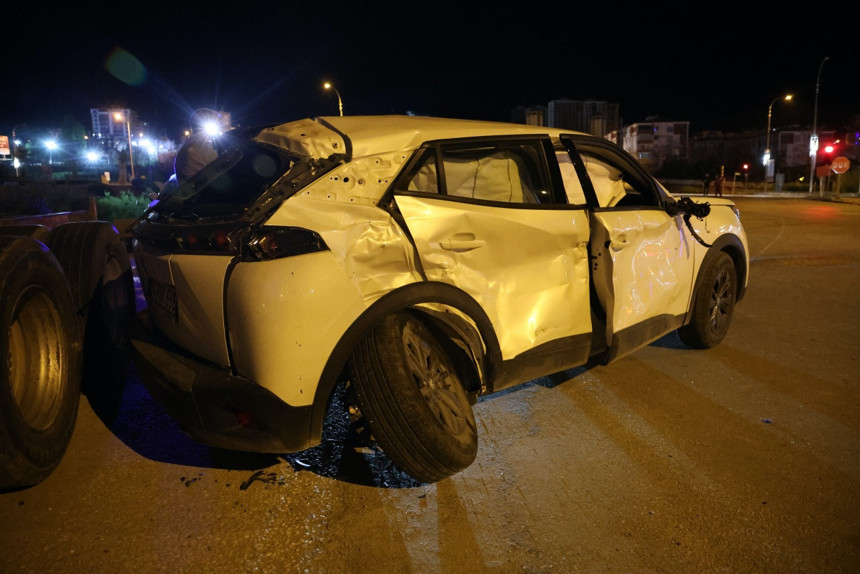 Elazığ'da tır otomobile çarptı! 4 kişi yaralandı