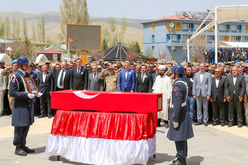 Van’da şehit güvenlik korucusu Davut Şafak’a duygusal veda