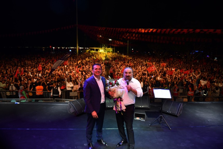 Mersin'de 1500 kişilik salonun ismi Volkan Konak Cumhuriyet Salonu olarak değiştirildi