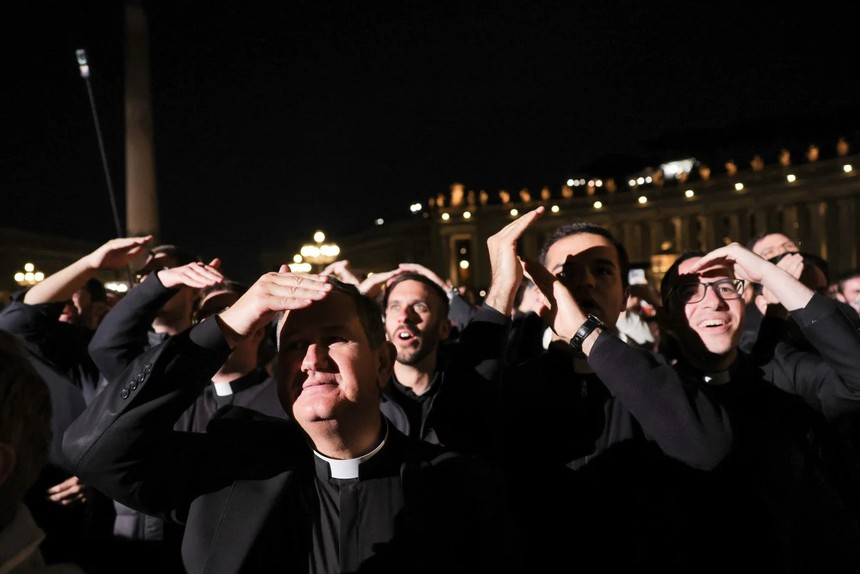 Vatikan'nın semaların siyah duman yükseldi: Yeni Papa seçilemedi! - Resim : 3